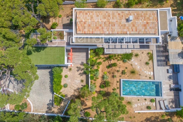 Sainte-Maxime: magnificent new villa 1.5km from the beach.