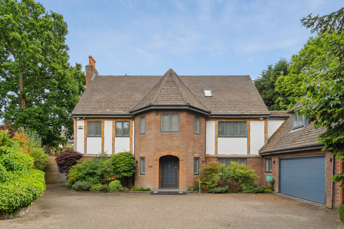 Detached House: for sale in Surrey Cobham