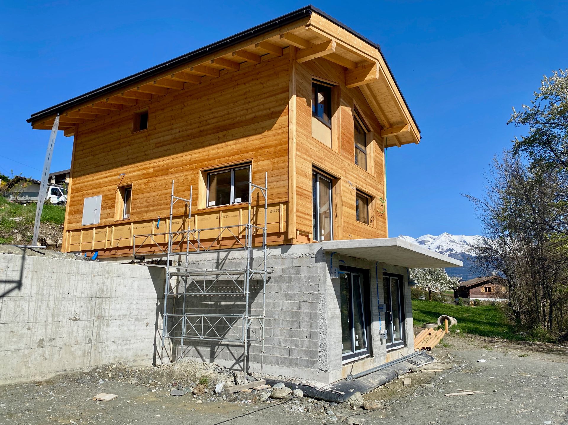 Chalet-villa under construction in Vex, quiet location in the greenery and beautiful view