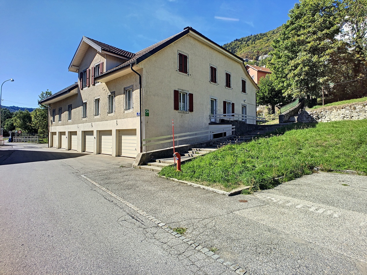 Mixed-use building of 3779 m3, with offices, warehouse, housing and garages