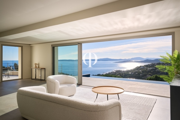 Modern villa overlooking the Gulf of Saint-Tropez