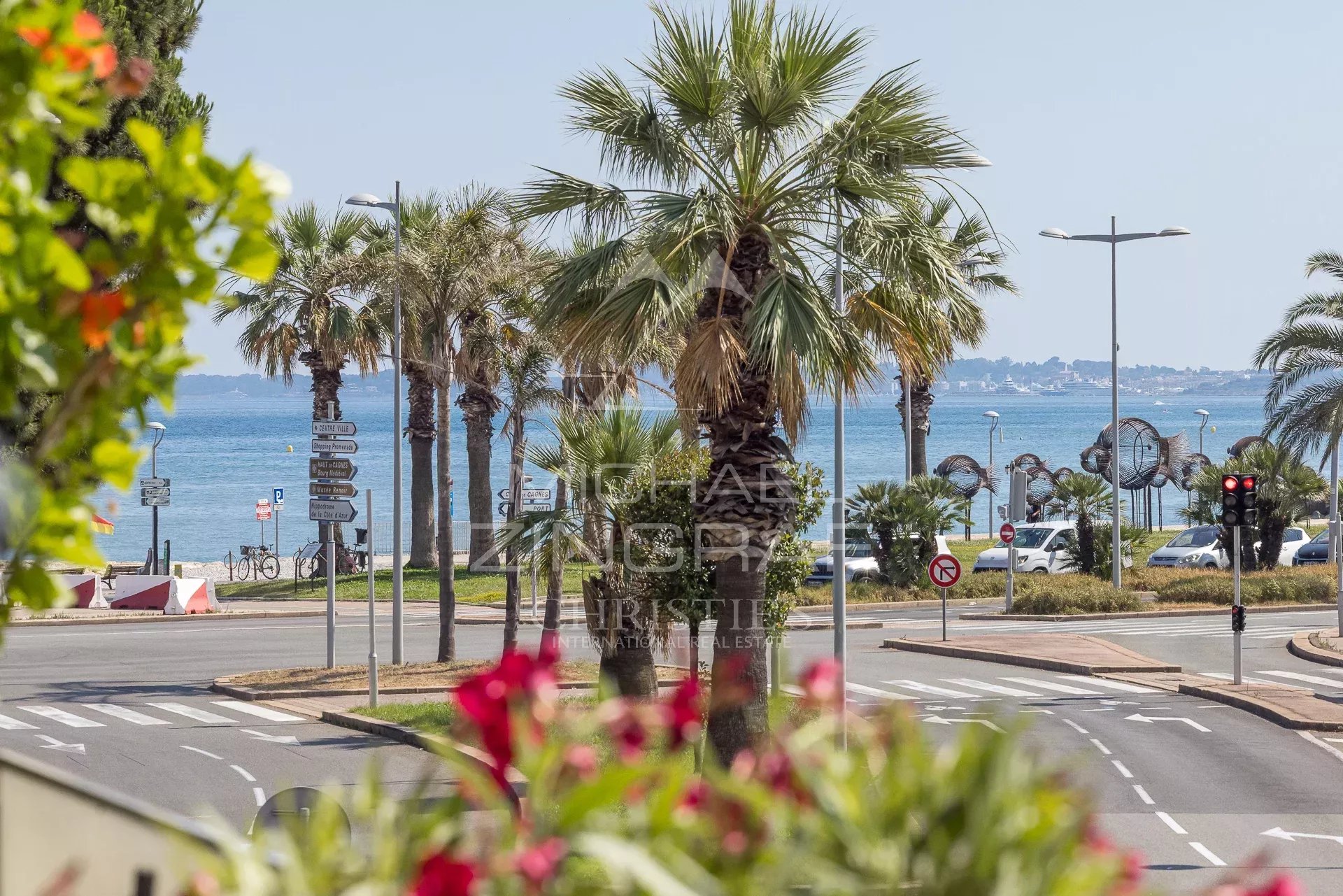 Close to Nice - Terrace, sea views and quality fittings