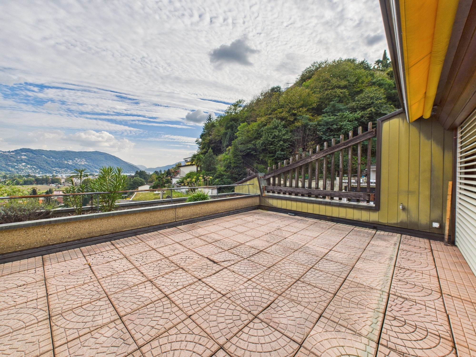 La casa perfetta per la famiglia: spazio, luce e panorama (vista lago)