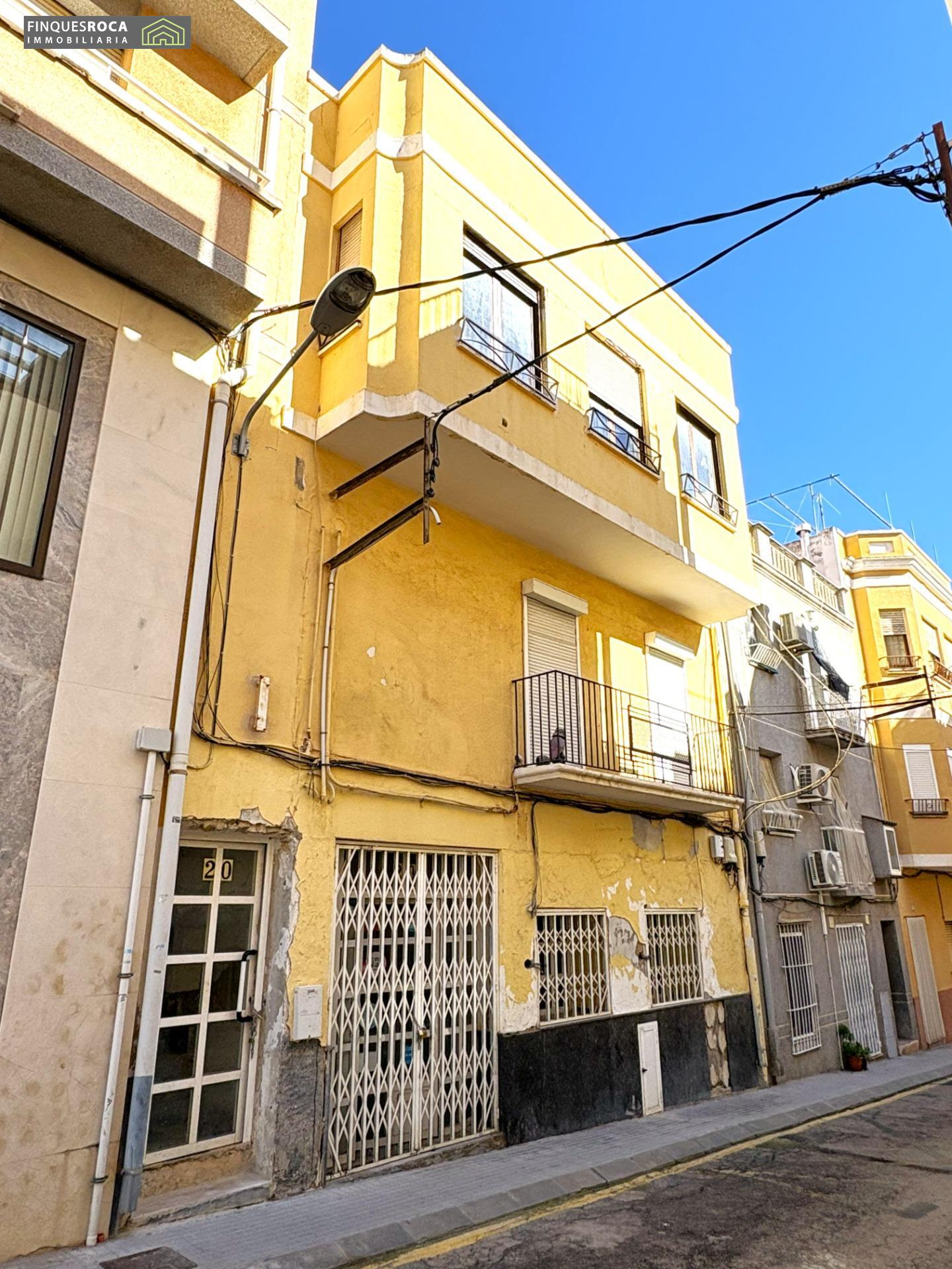 Building with 3 apartments to renovate in the centre of La Ràpita – Ideal investment, tourist rental or resale