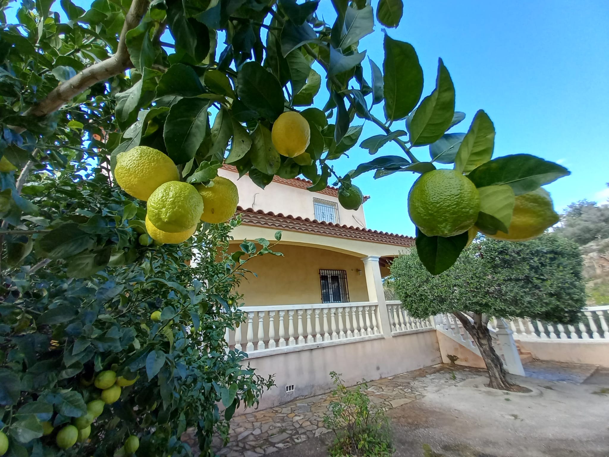 EXCELLENT NEW BUILD AND BRAND NEW VILLA WITH AN EXCELLENT URBANIZATION!