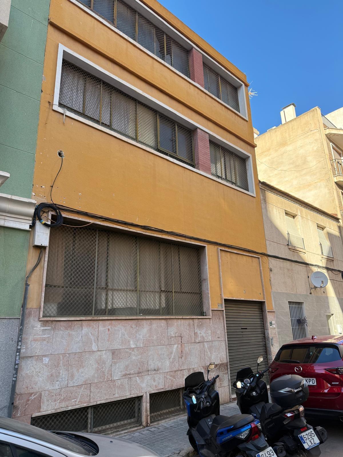 Building for sale in Elche, Spain