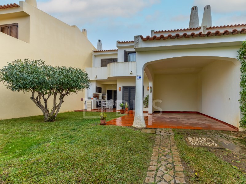 3+1 bedroom semi-detached house with pool and garden, in Albufeira, Algarve