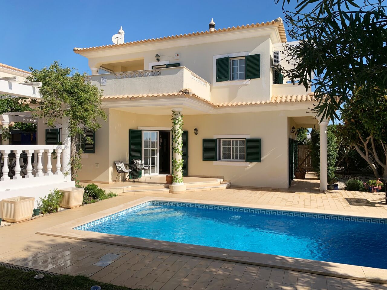 3 bedroom villa with garage in a prime location by the sea