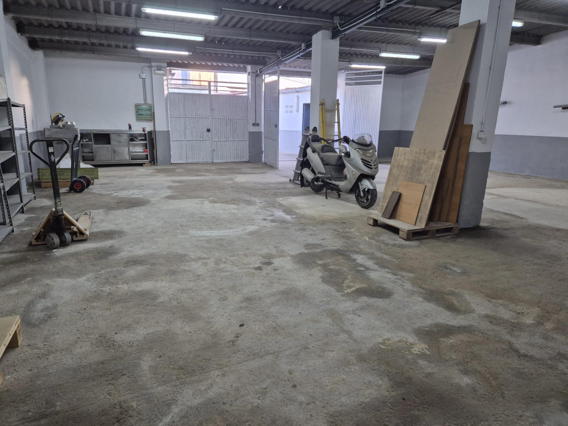 Industrial warehouse in Polígono Rascanya de Llíria.