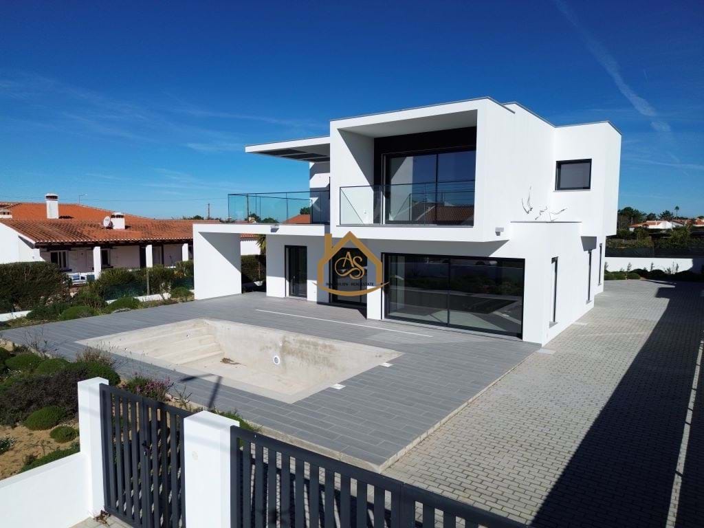 Modern 4-Bedroom Villa close to Vale da Telha for sale