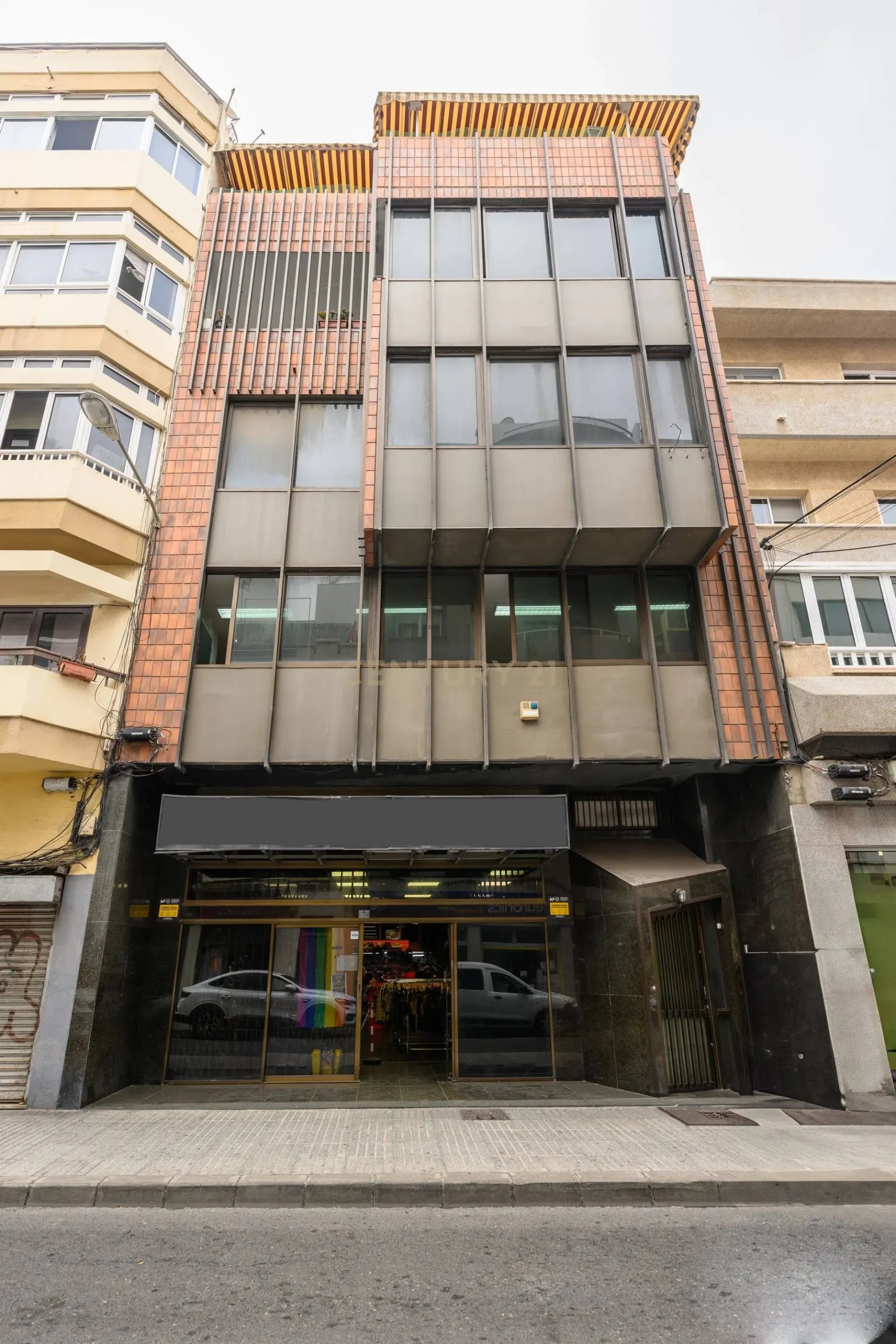 Building for sale 200 meters from Las Canteras