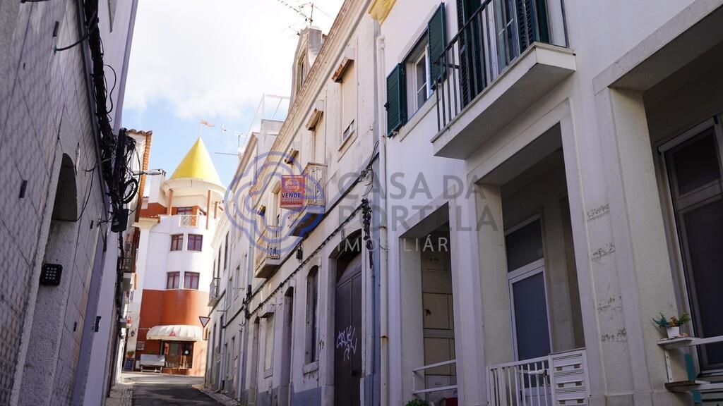 Building for Investment in the Center of Sesimbra, 4 Minutes from the Beach