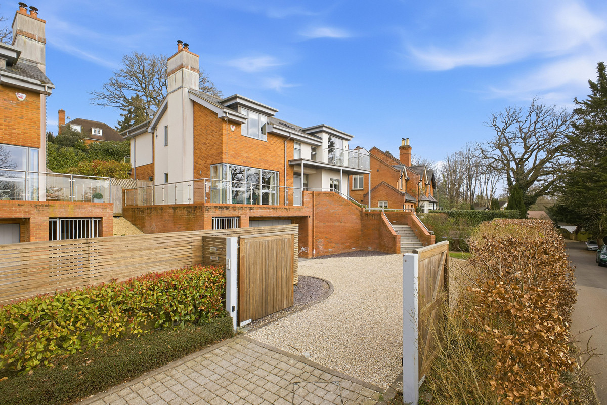 Detached House: for sale in Ascot