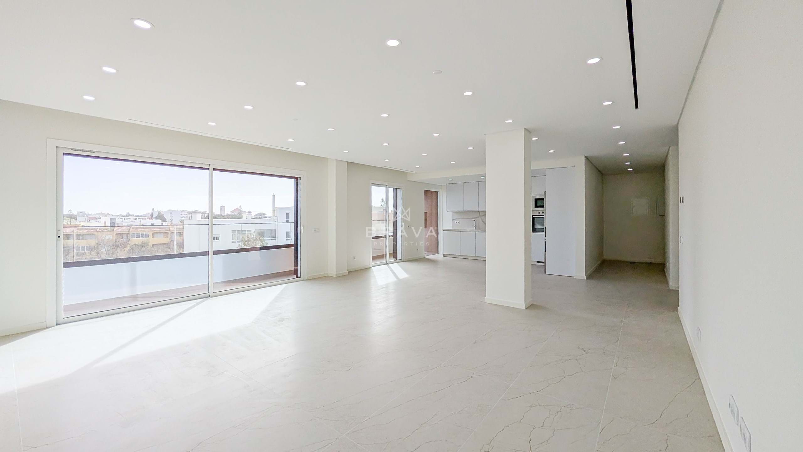 New 3 bedroom apartment with balcony and two parking spaces in Quarteira