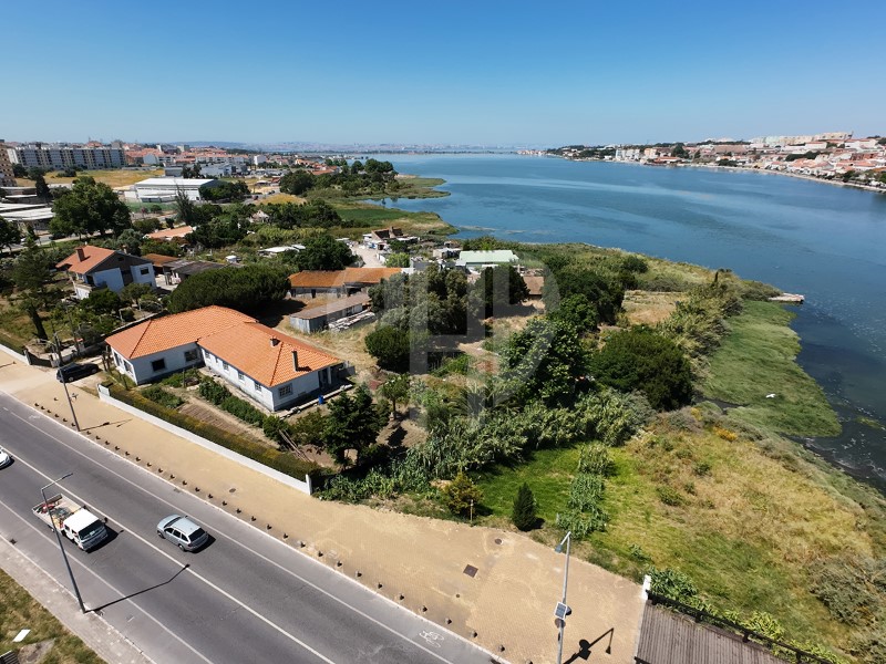 3 Bedroom House + Warehouses to Recover // Land Area 4.150m2