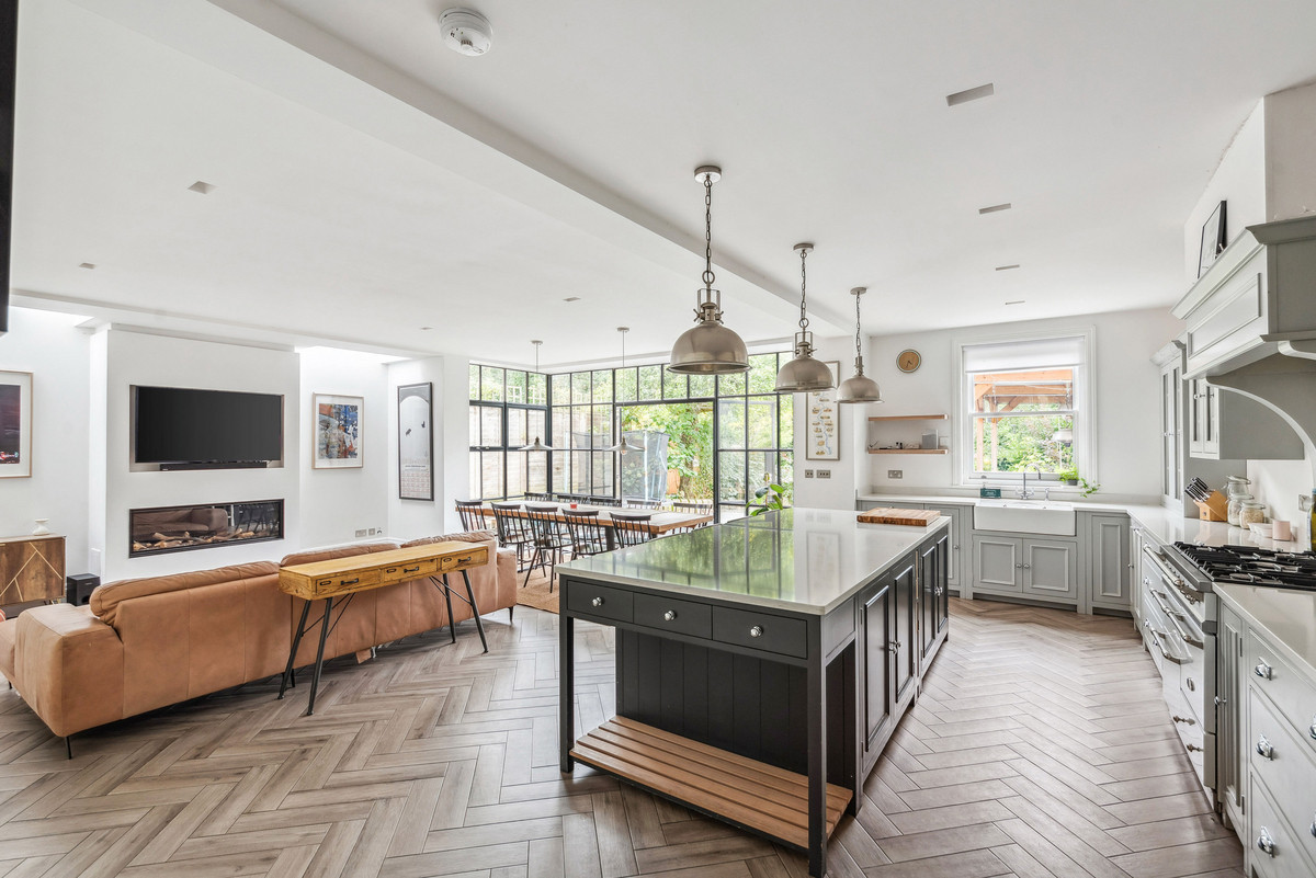 Terraced House: for sale in Twickenham