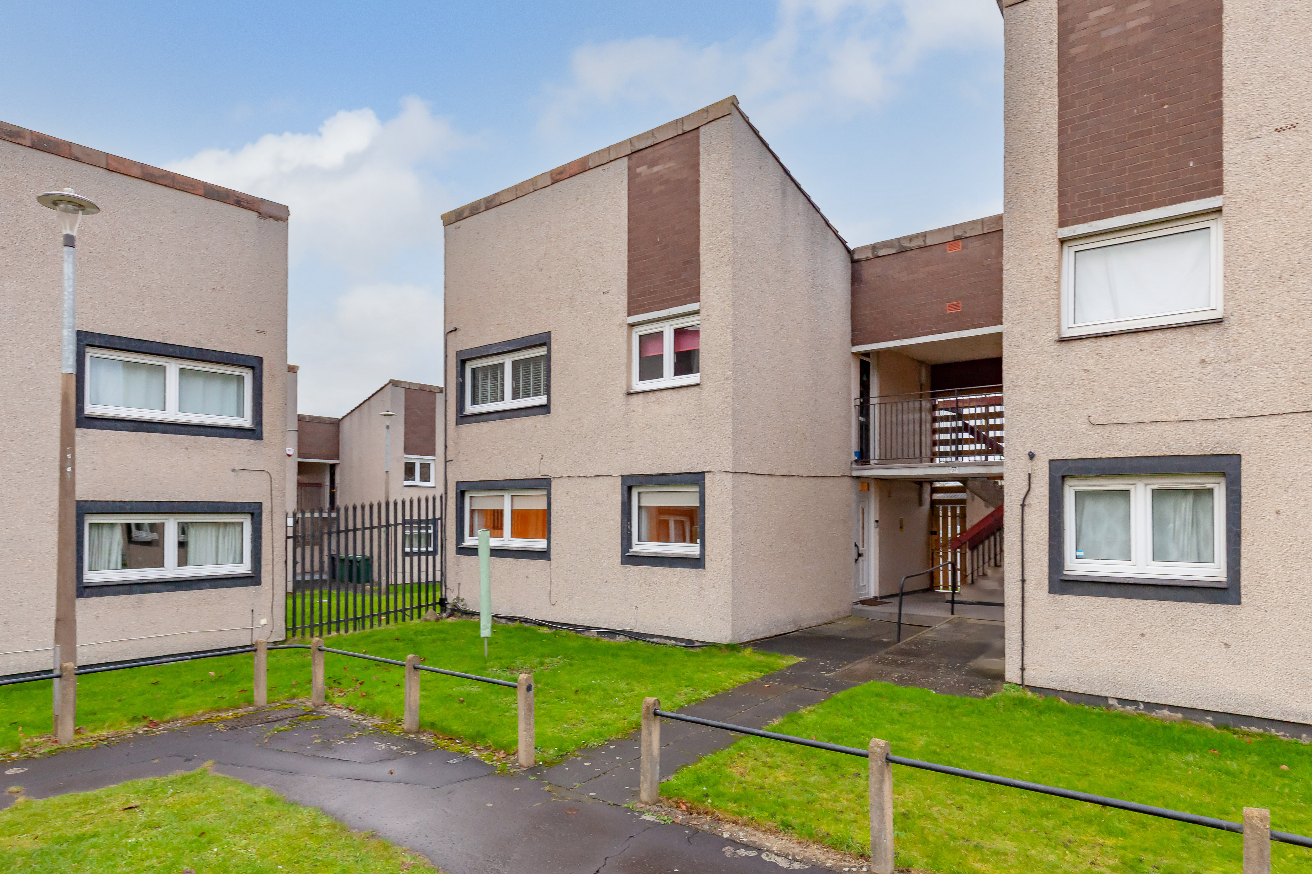 57/1 Calder Gardens, EdInburgh