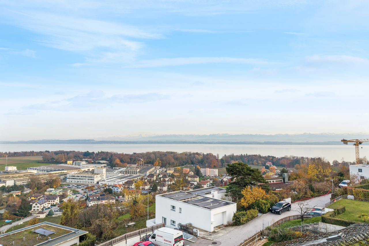 Lake view & contemporary elegance with independent studio