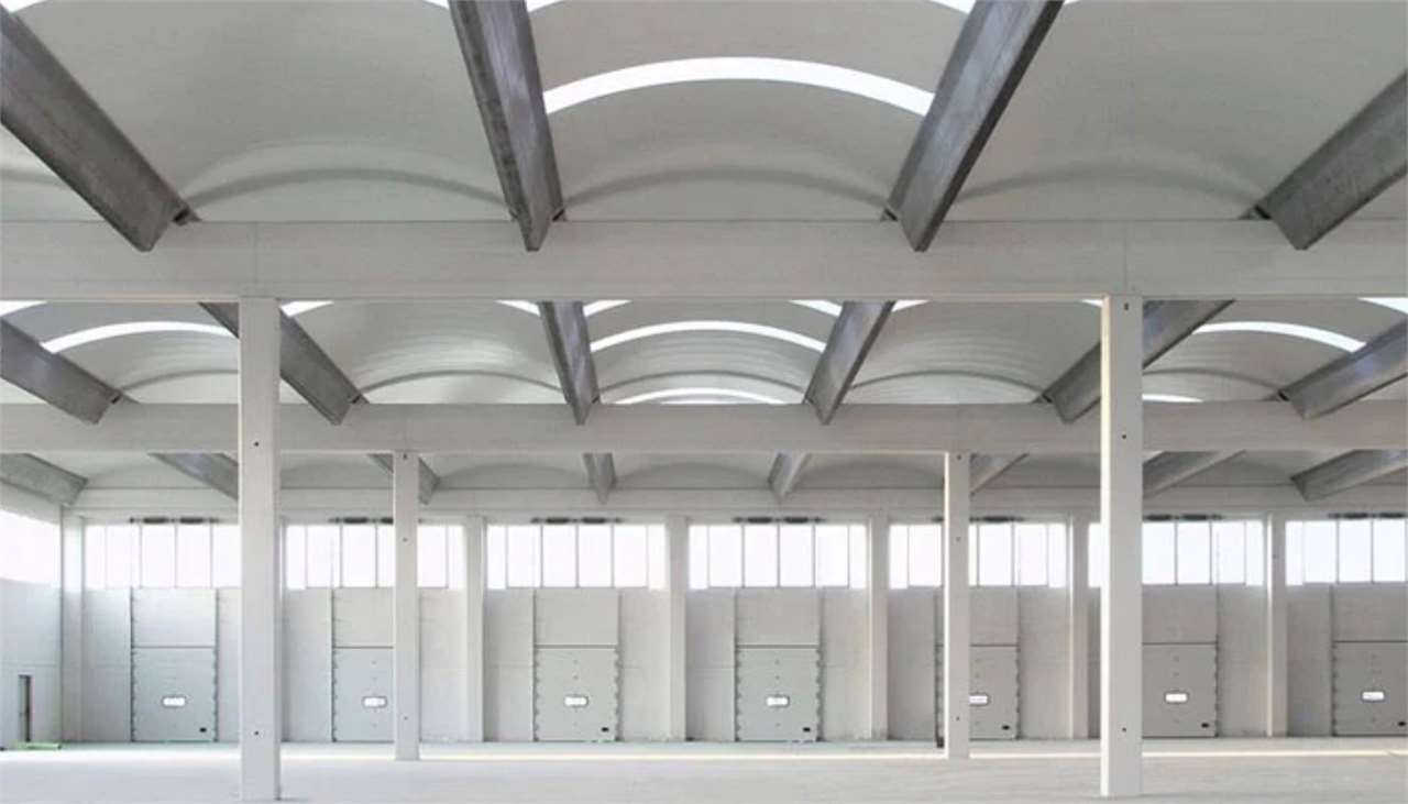 New portion of 500mq warehouse facing the road