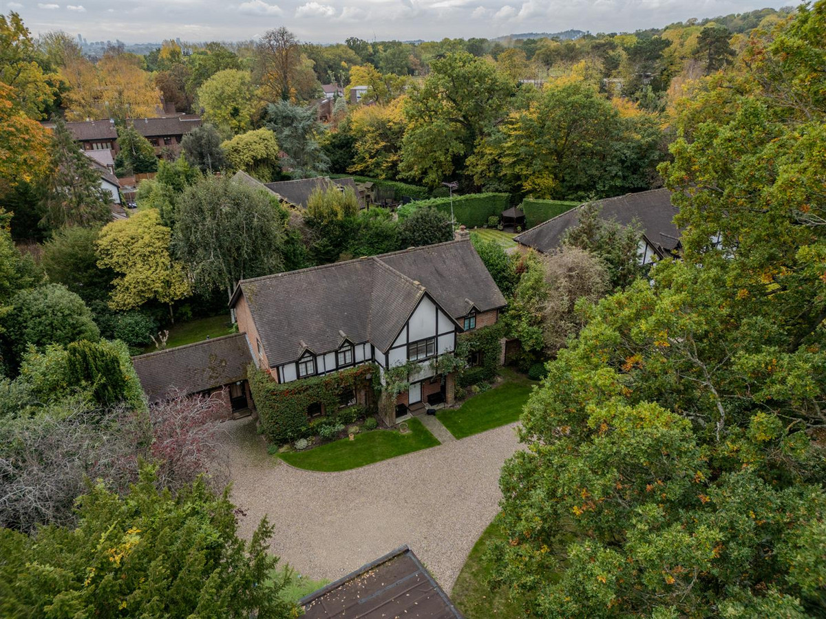 Detached House: for sale in Stanmore