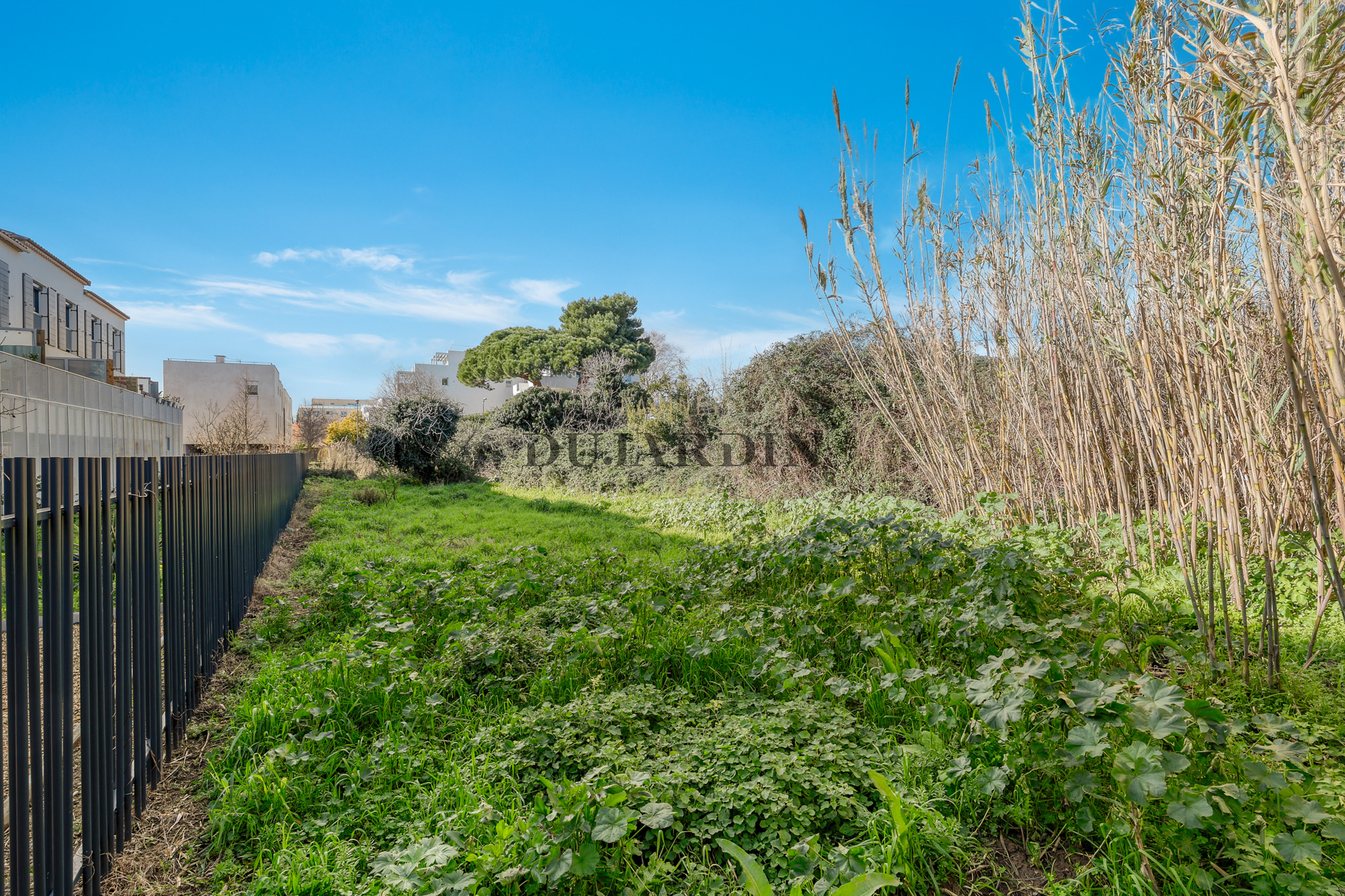 LE LAVANDOU: LAND NEAR THE CITY CENTRE