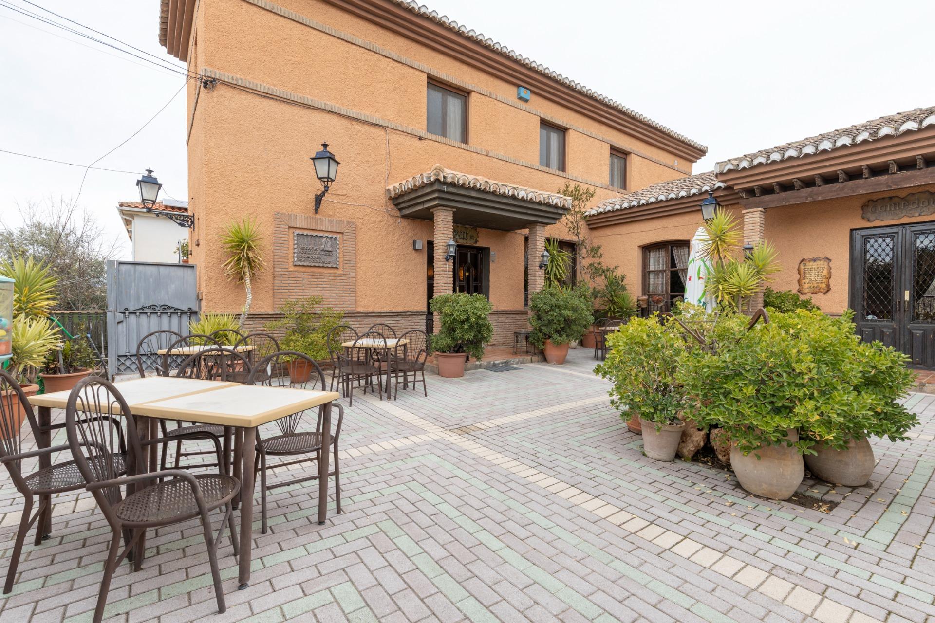 VILLA WITH RESTAURANT IN FULL OPERATION, IDEAL TO CONTINUE WITH THE BUSINESS, DEVELOP A TOURIST PROJECT, .....!!!