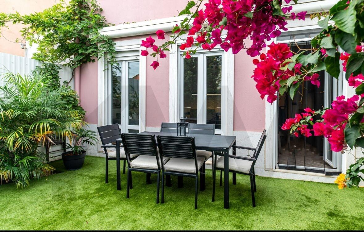 1-bedroom apartment with 70m2 and 55m2 of exclusive terrace – Calçada dos Barbadinhos – Lisbon