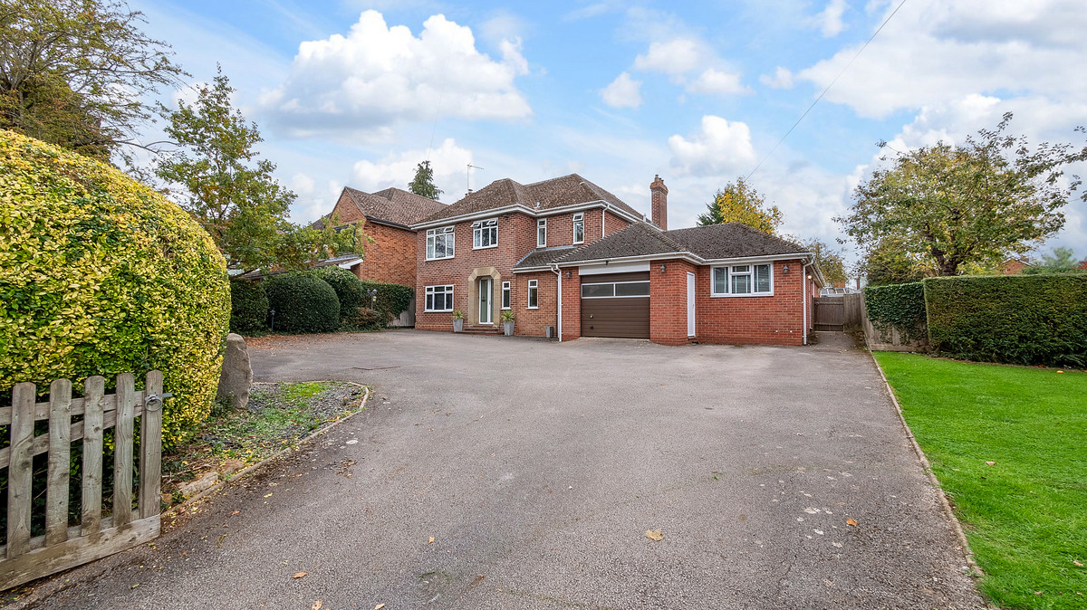 Under Offer: Detached House for sale in Banbury