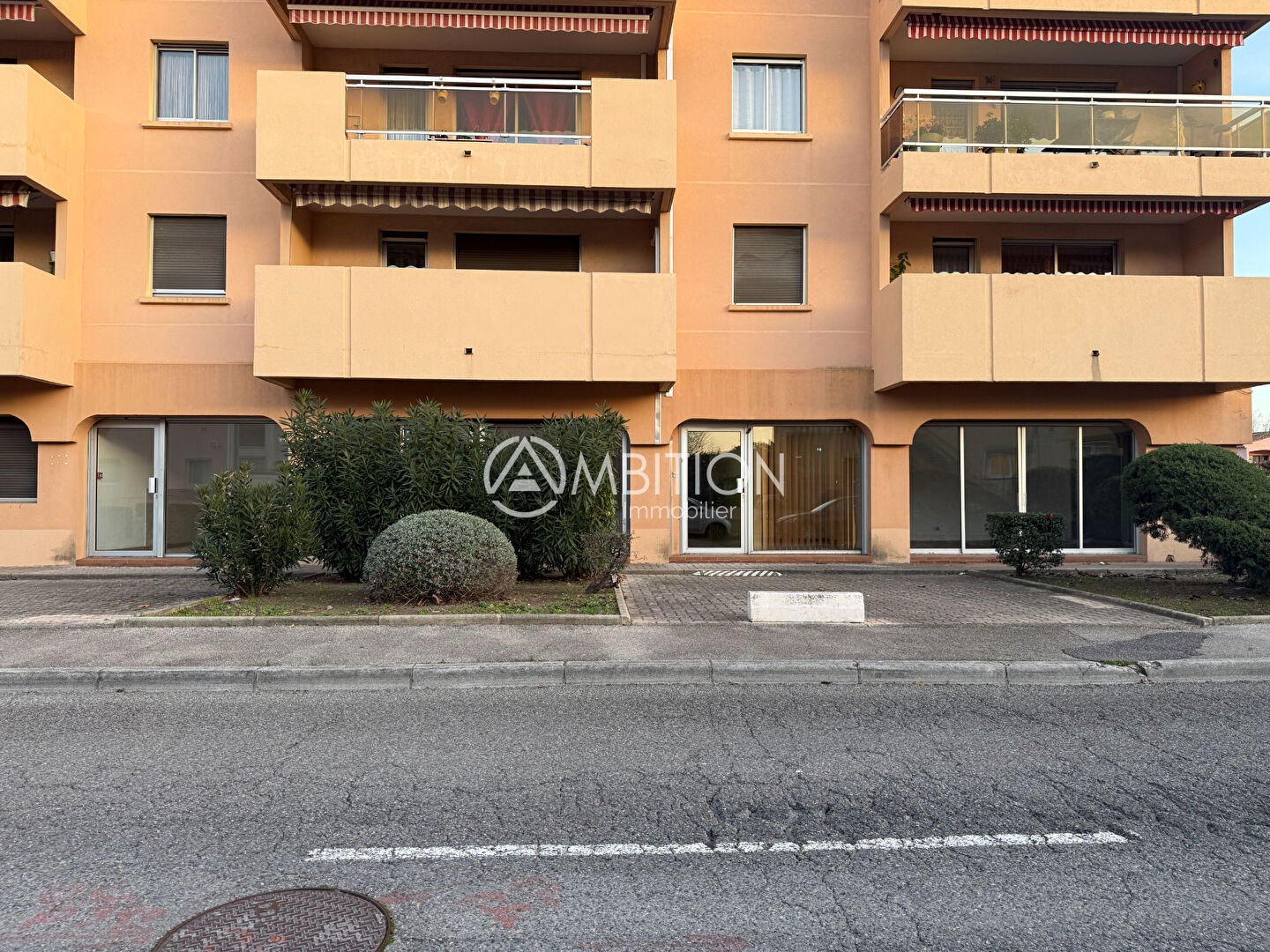 Commercial premises of 130 m2 with 4 parking spaces in FREJUS