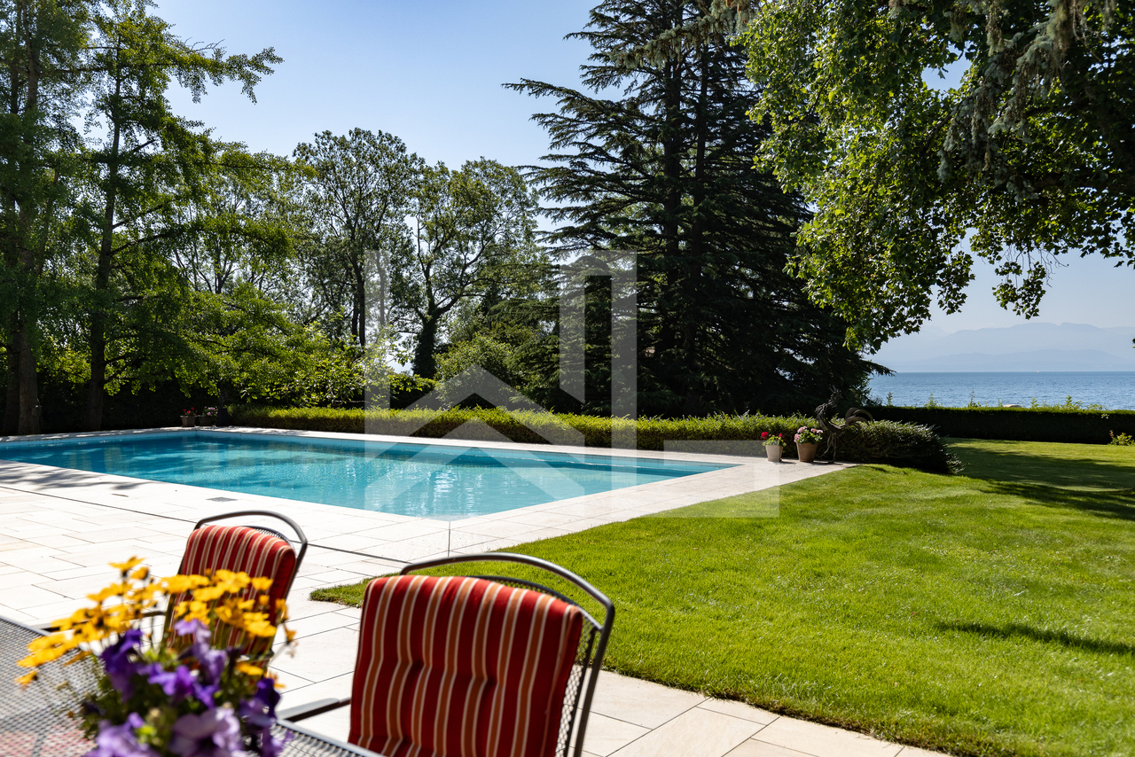 Elegant discreet lakeside property, close to the center of Rolle