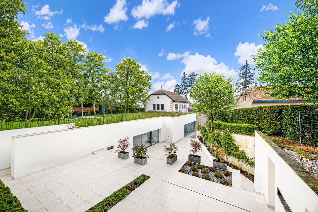 Residence combining character and modernity, indoor swimming pool, Vandoeuvres