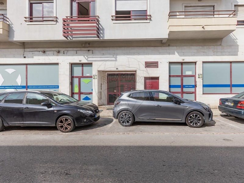 Commercial for sale in Almada, Cova da Piedade, Pragal e Cacilhas, Portugal