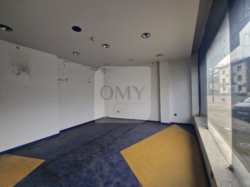 Store with 2 fronts on Av. Aureliano Barrigas in Vila Real