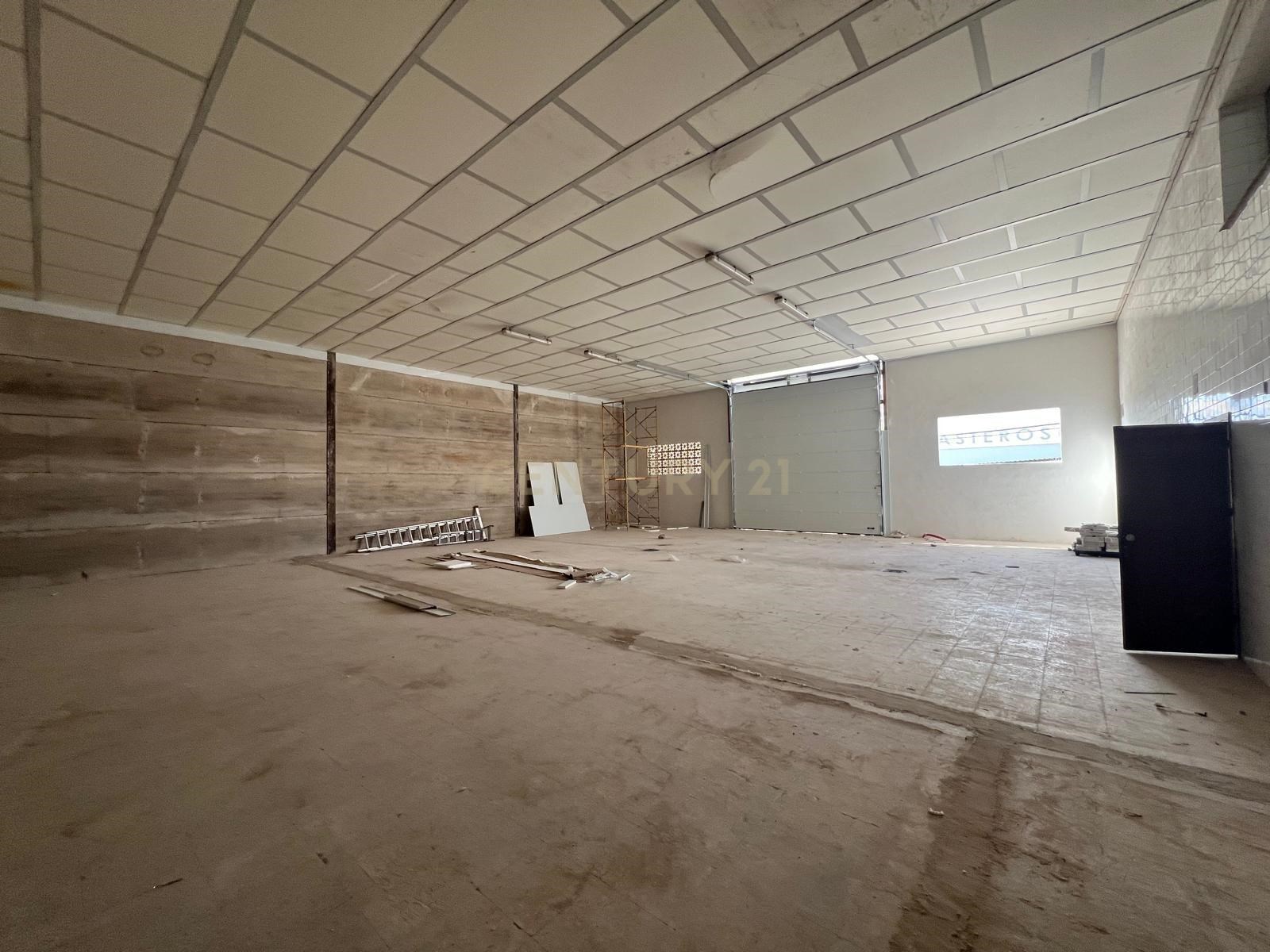 New 340m² Warehouse in Extremadura - Ideal Investment Opportunity