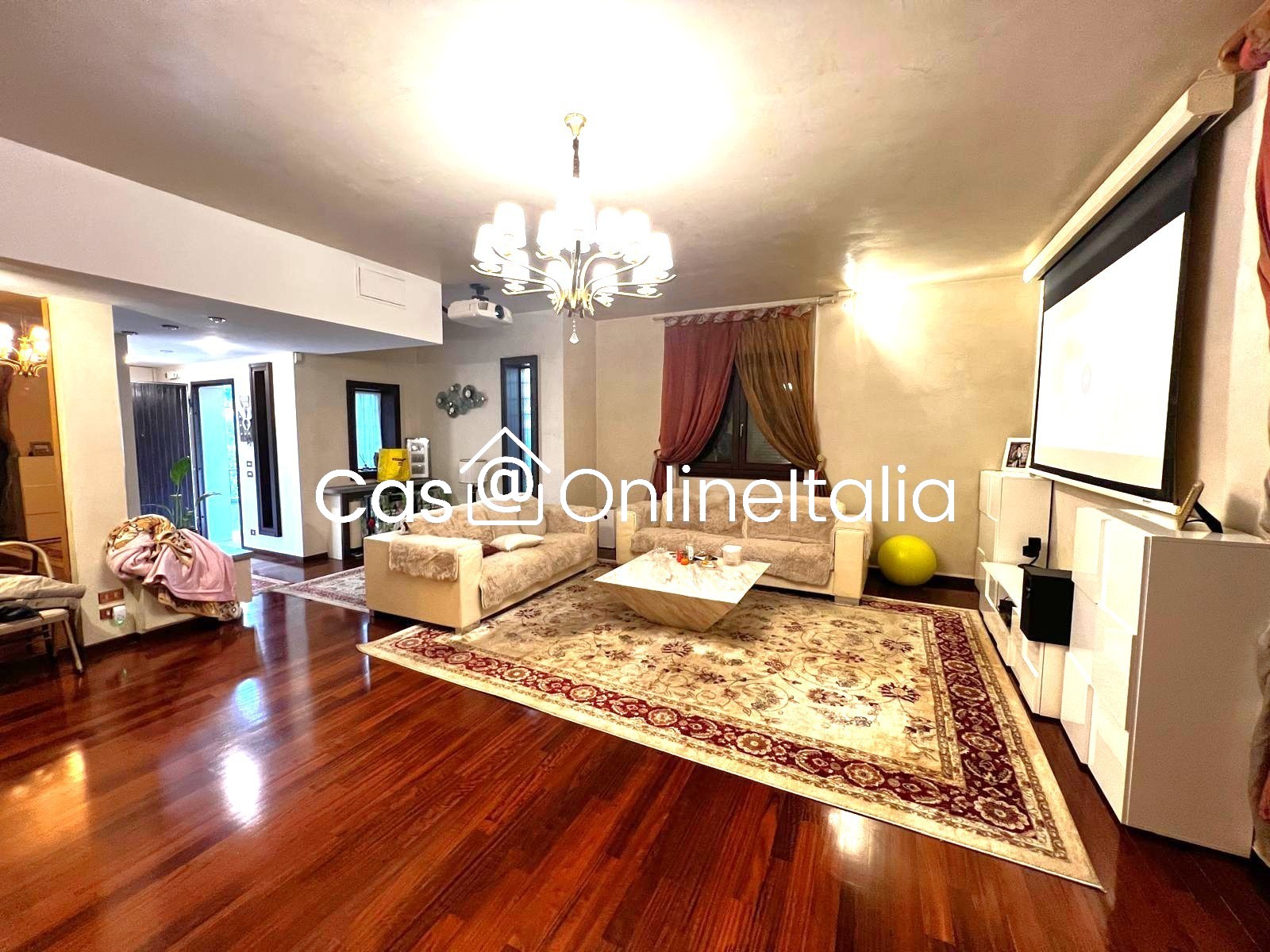 DETACHED VILLA WITH EXCLUSIVE GARDEN