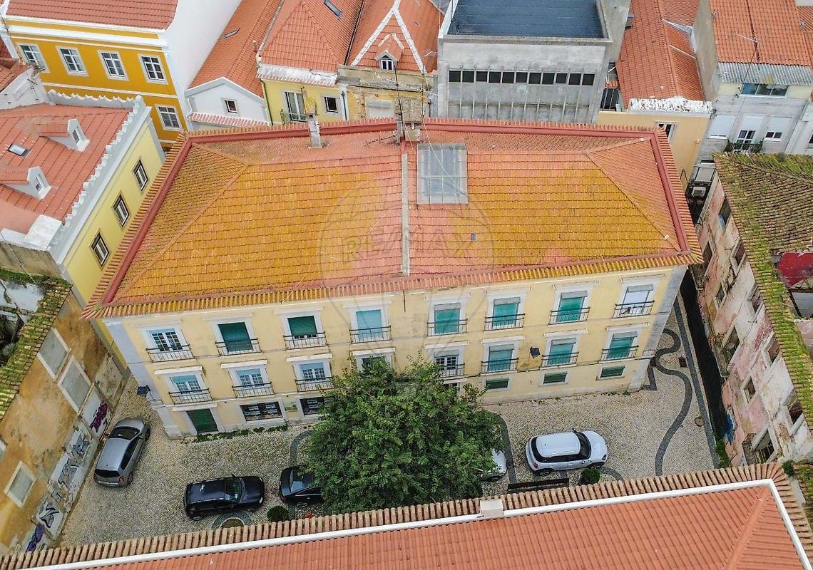 In the heart of Setúbal’s downtown area, this distinctive building is located close to some of the city’s most prominent landmar…