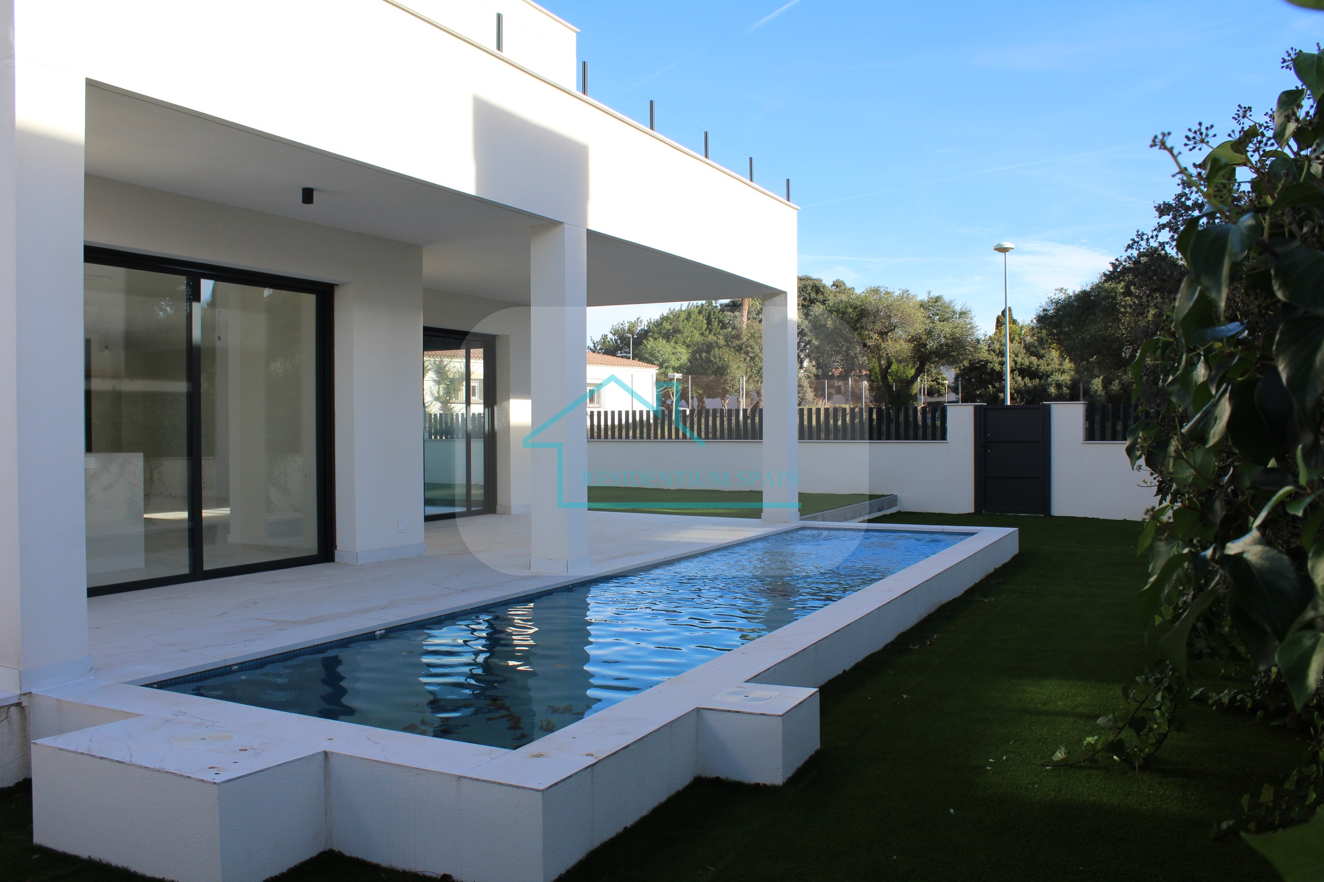 Corner brand-new individual villa 300 m from Ardiaca beach