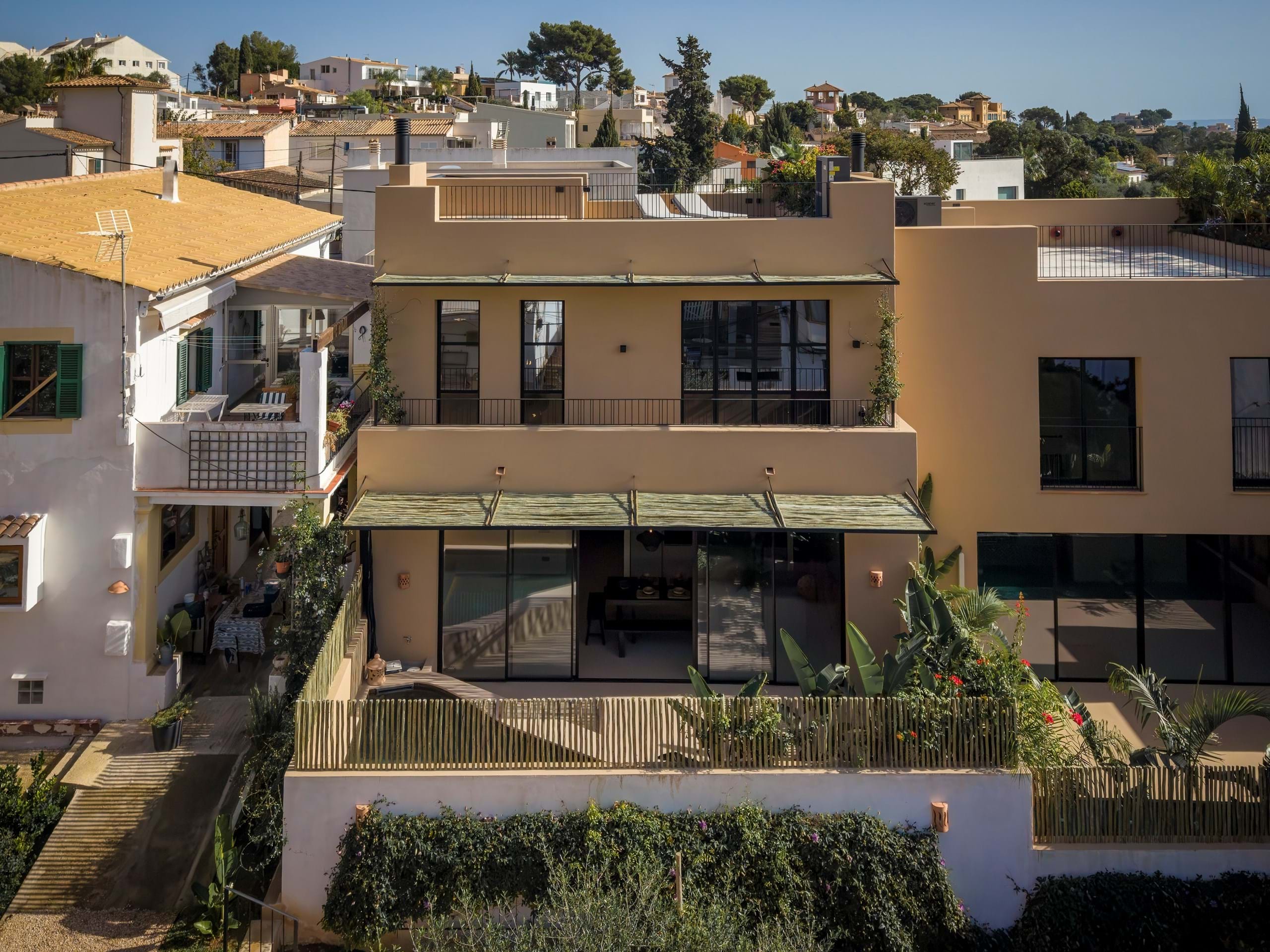 Modern Mediterranean Living: Stylish Three-Level Villa in Génova