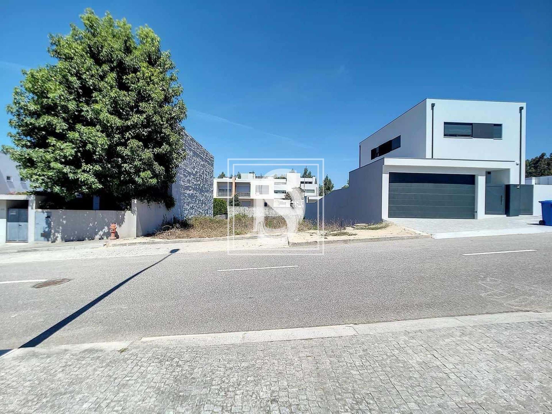 Land with approved project in Gondim, Castêlo da Maia