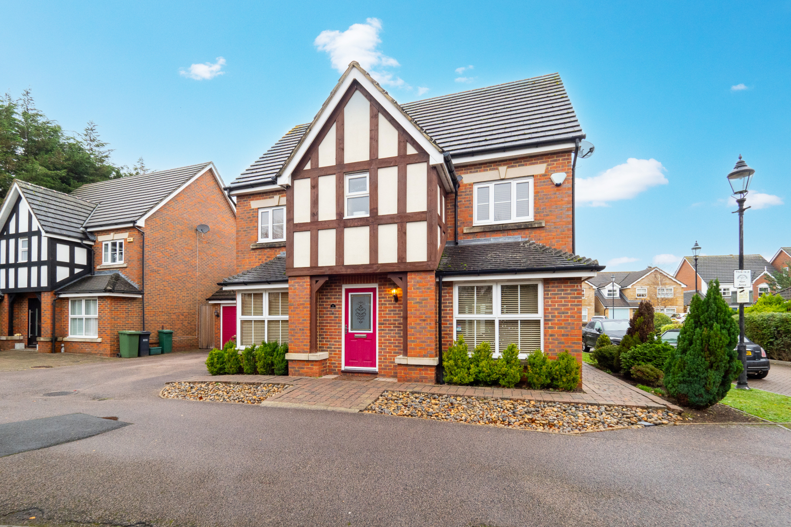 Detached House: for sale in Surrey