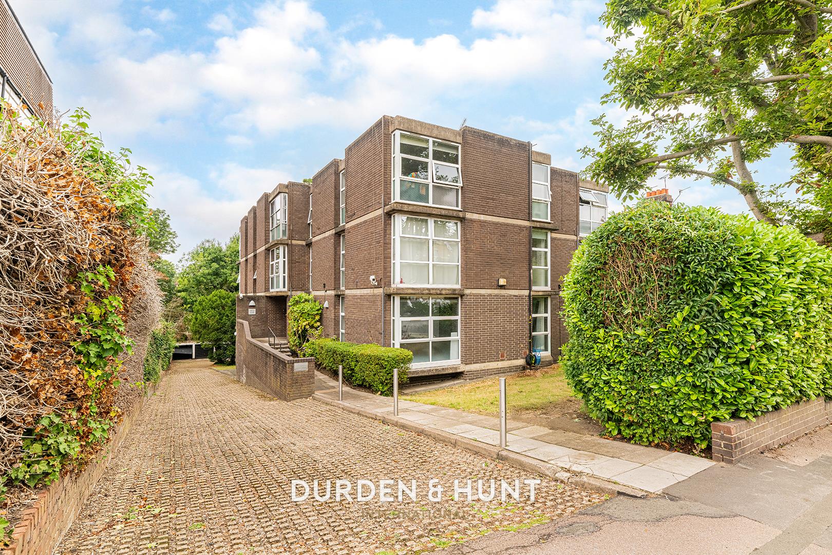 Condo for sale in Buckhurst Hill, United Kingdom