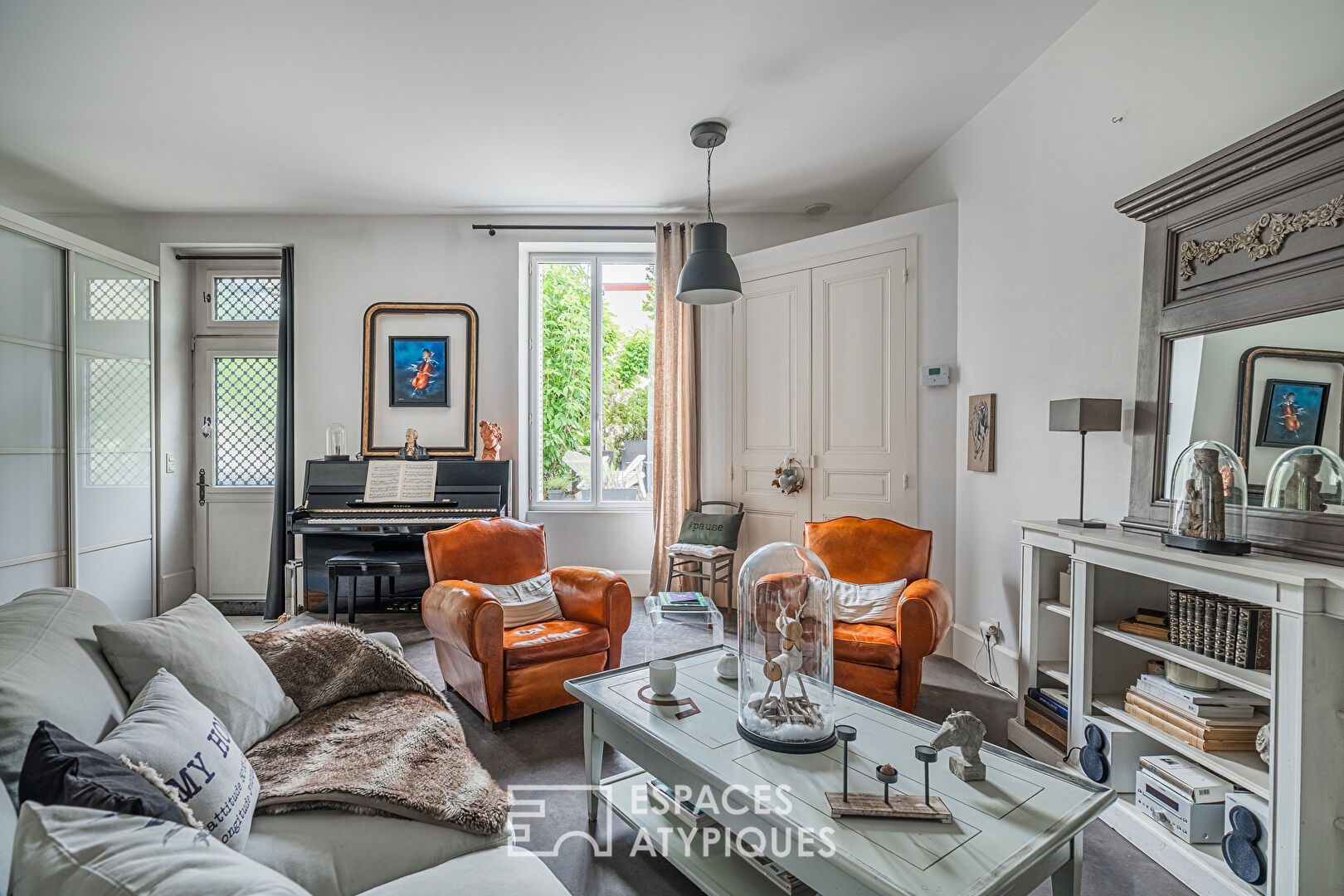 Bourgeois house with terraces in the city center