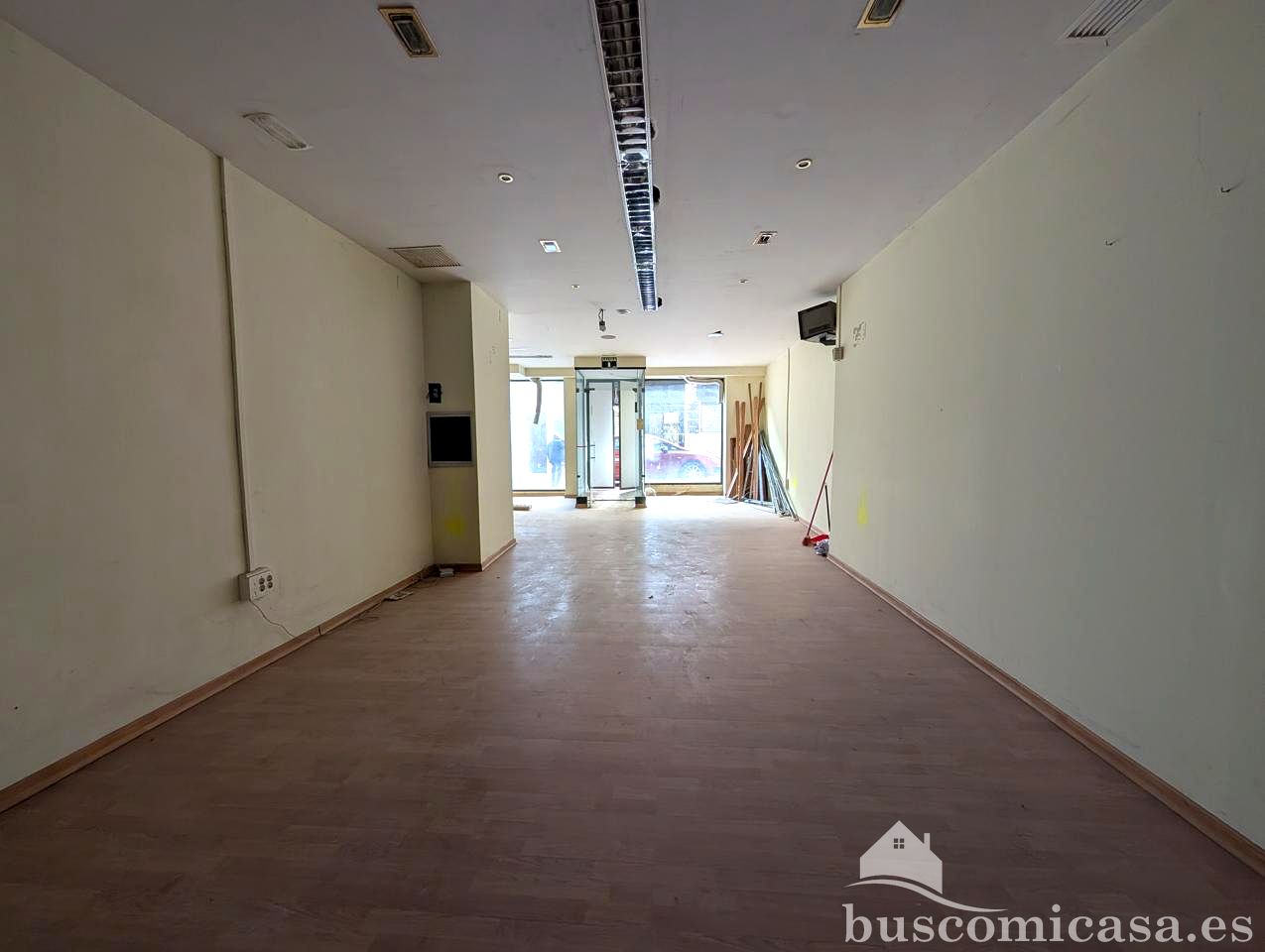 Opportunity!! Large premises in Argüelles street.