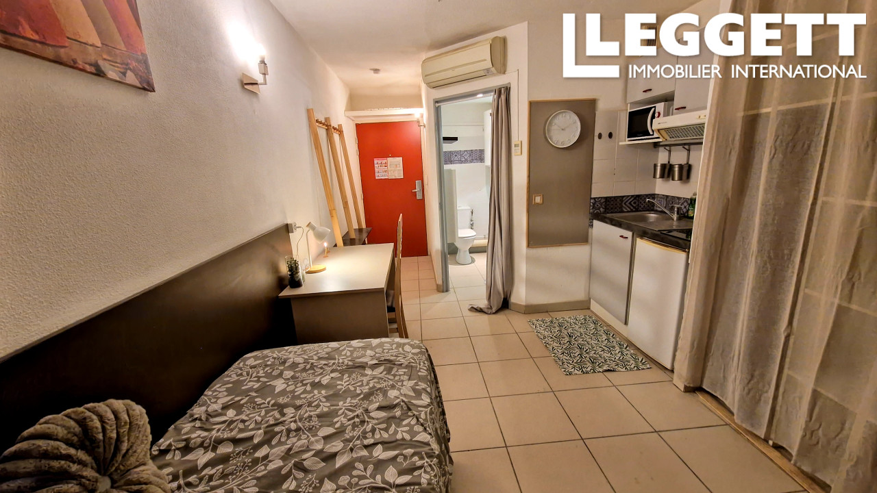 5 mins from Aix en Provence 1 bedroom ground floor flat with parking in secured and quiet residence with pool