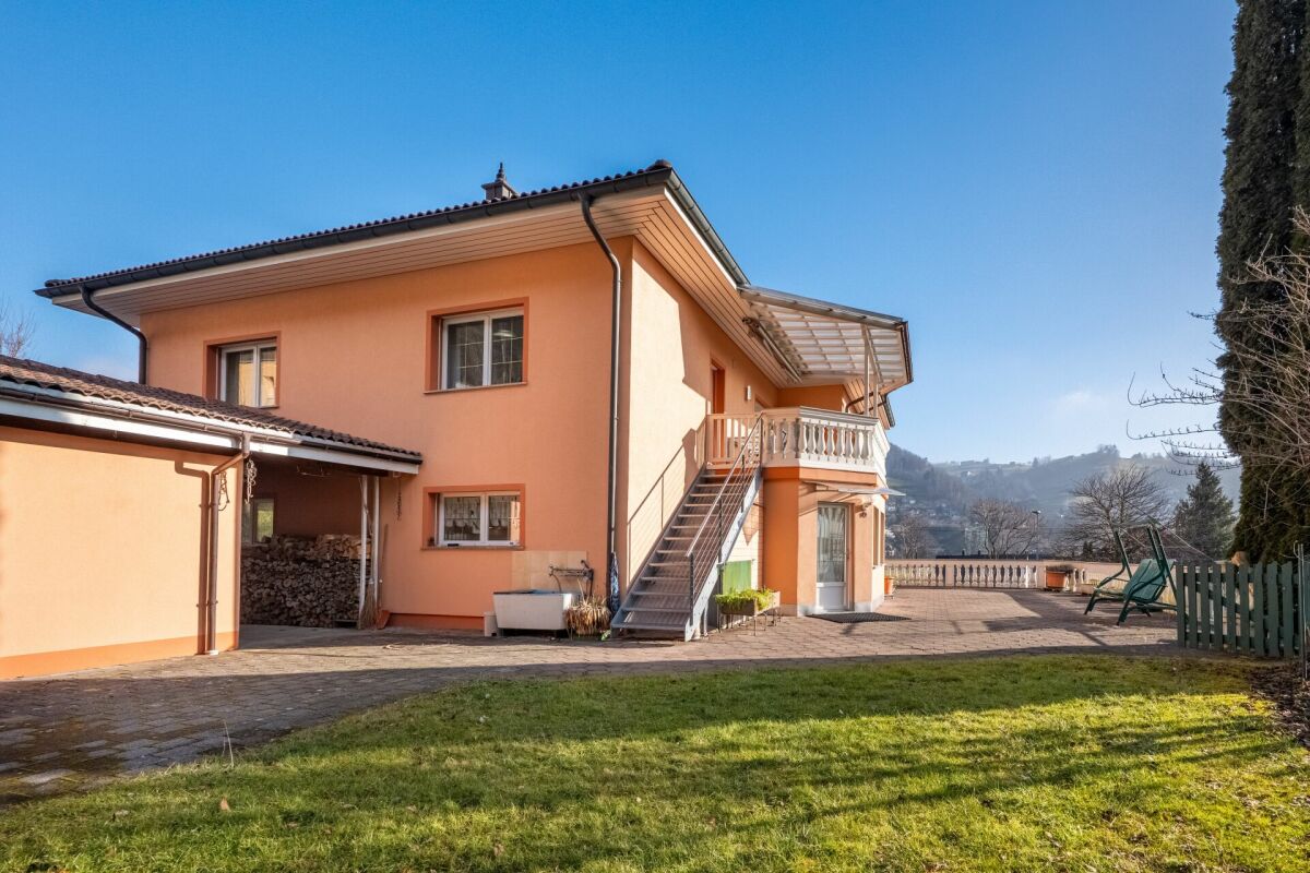 Spacious multi-generational house with extensive land reserve