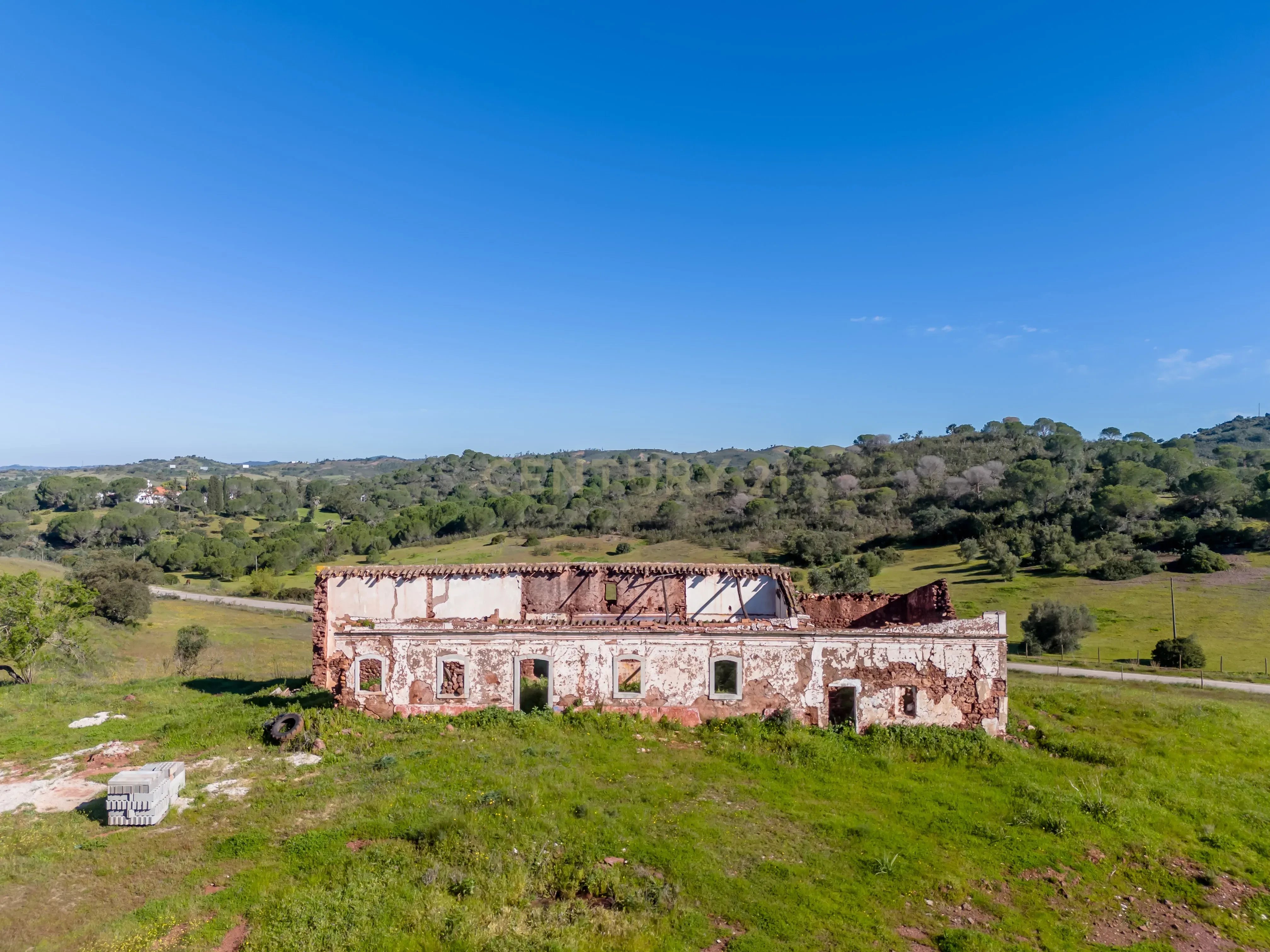 17.4-Hectare land with ruin in the Heart of the Algarve ( S-B de Messines )