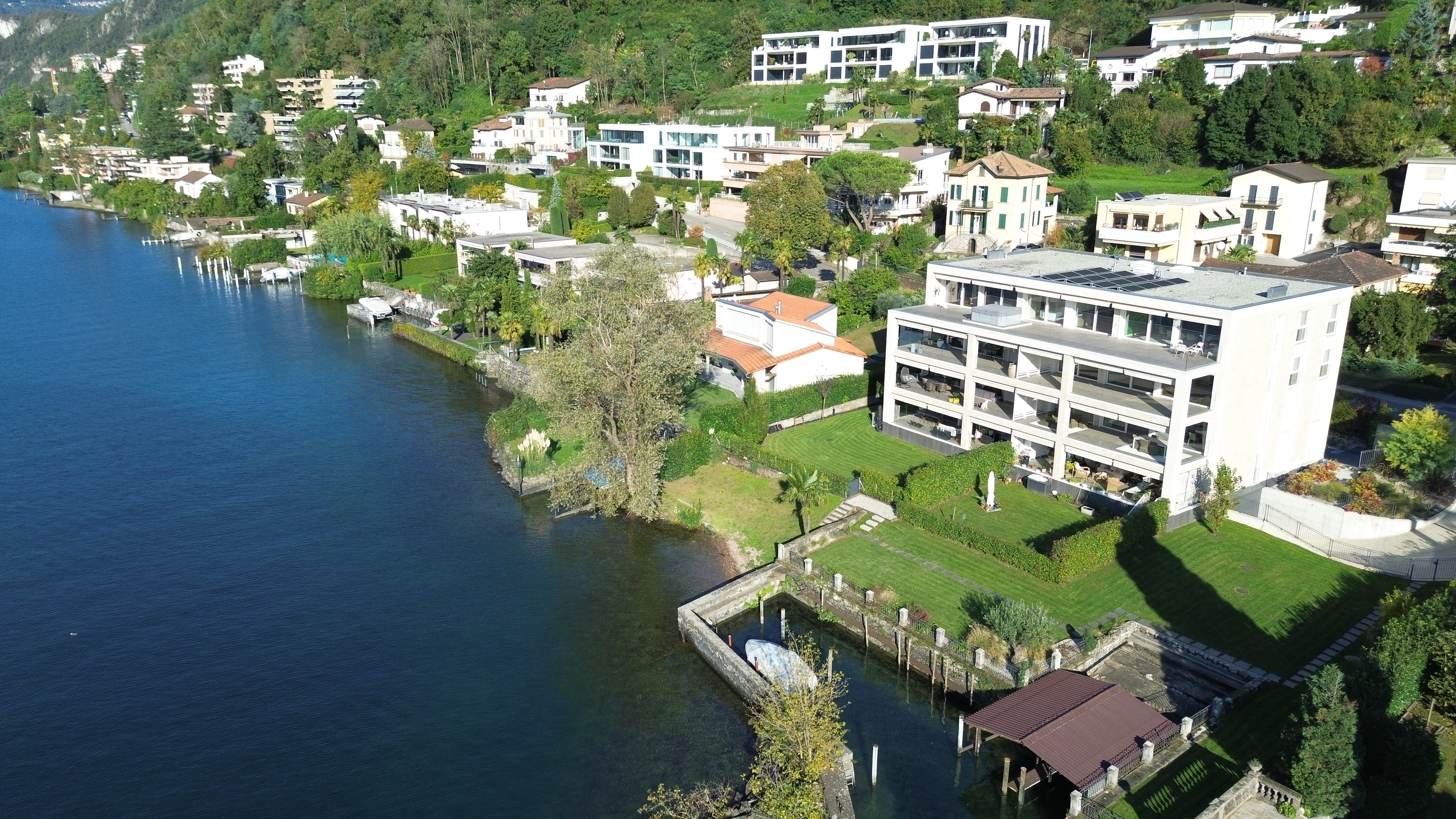 Elegante Attico con 4 Camere da Letto e Vista sul Lago a Bissone