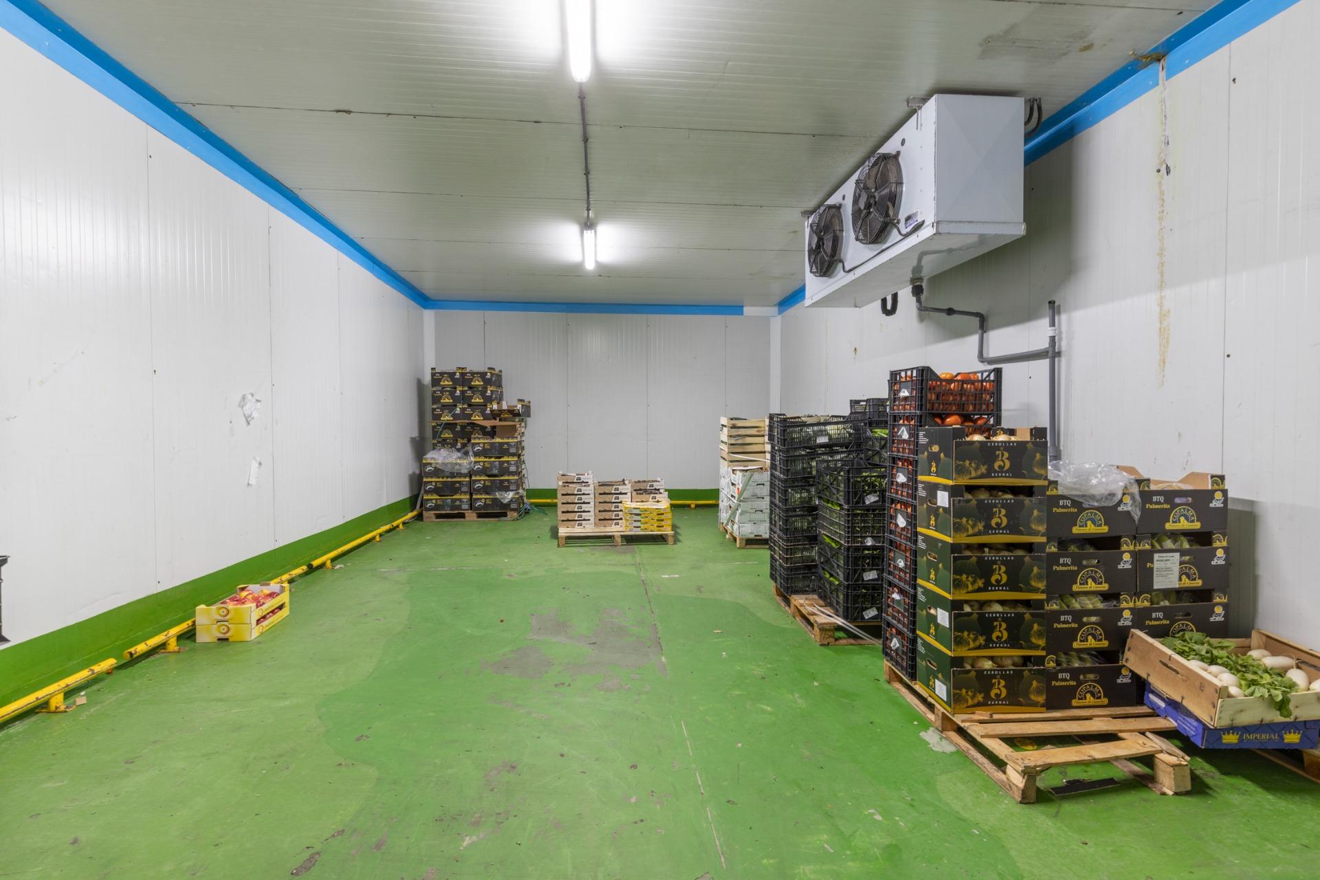 Spacious industrial warehouse in Almuñécar with excellent access and multiple possibilities