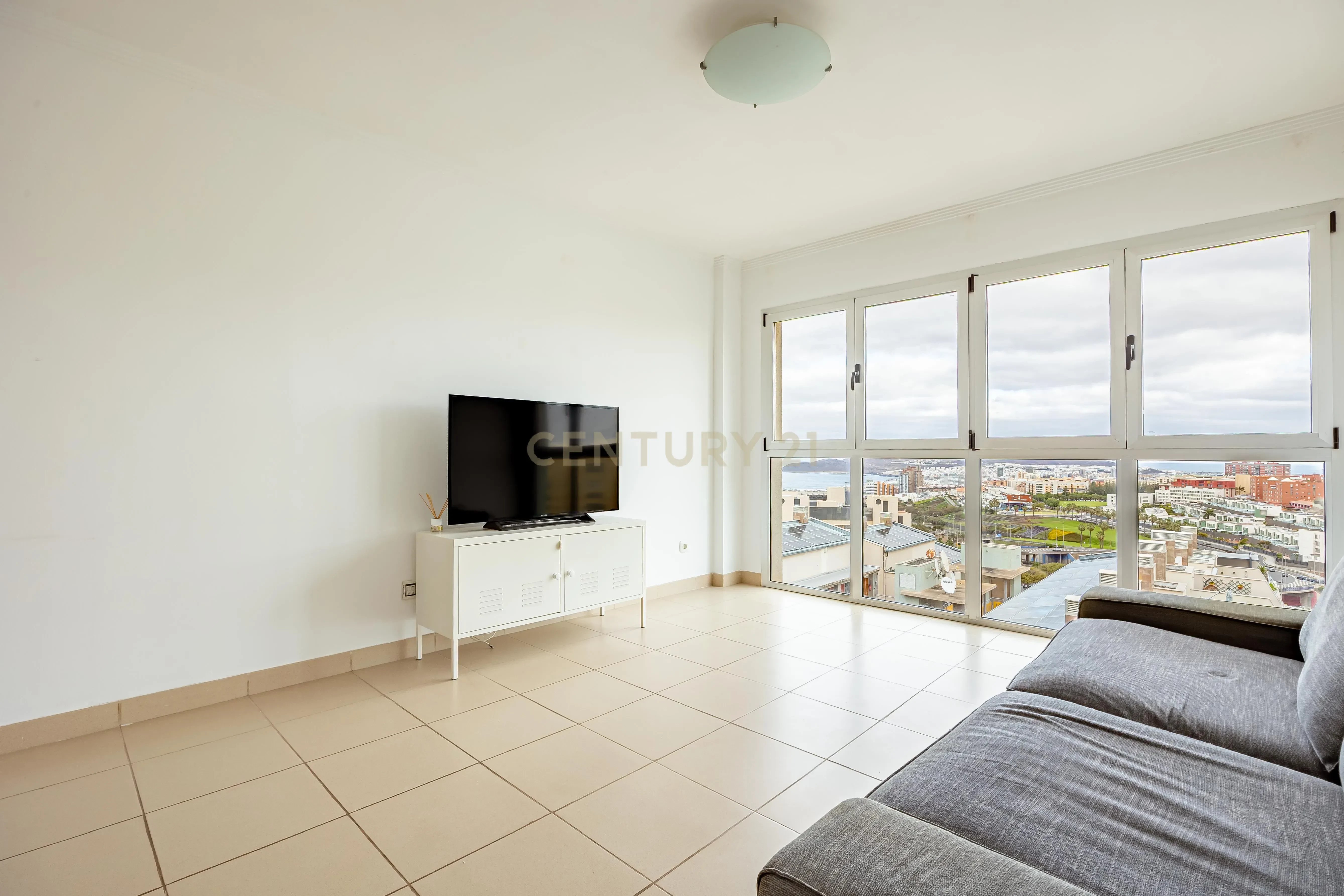Very bright apartment with sea views