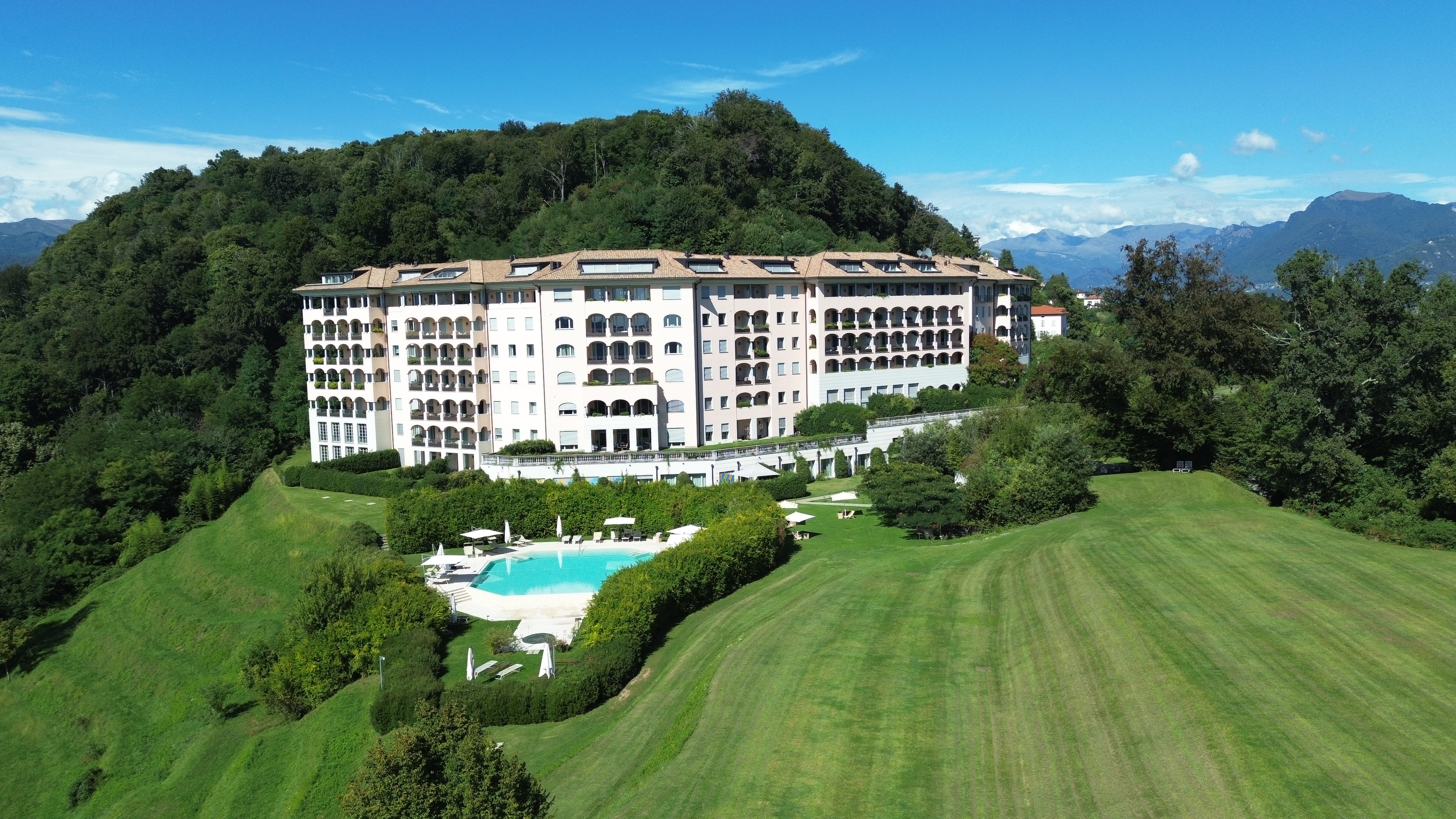 Proprietà di lusso con vista sul lago e servizi esclusivi in resort 5 stelle